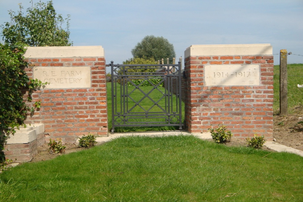 Commonwealth War Cemetery R.E. Farm