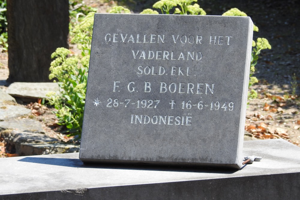 War Memorial Cemetery Den Hout #2