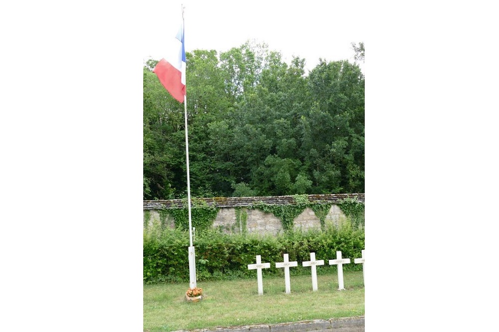 Russische & Sovjet Oorlogsgraven Begraafplaats Les Pejoces Dijon