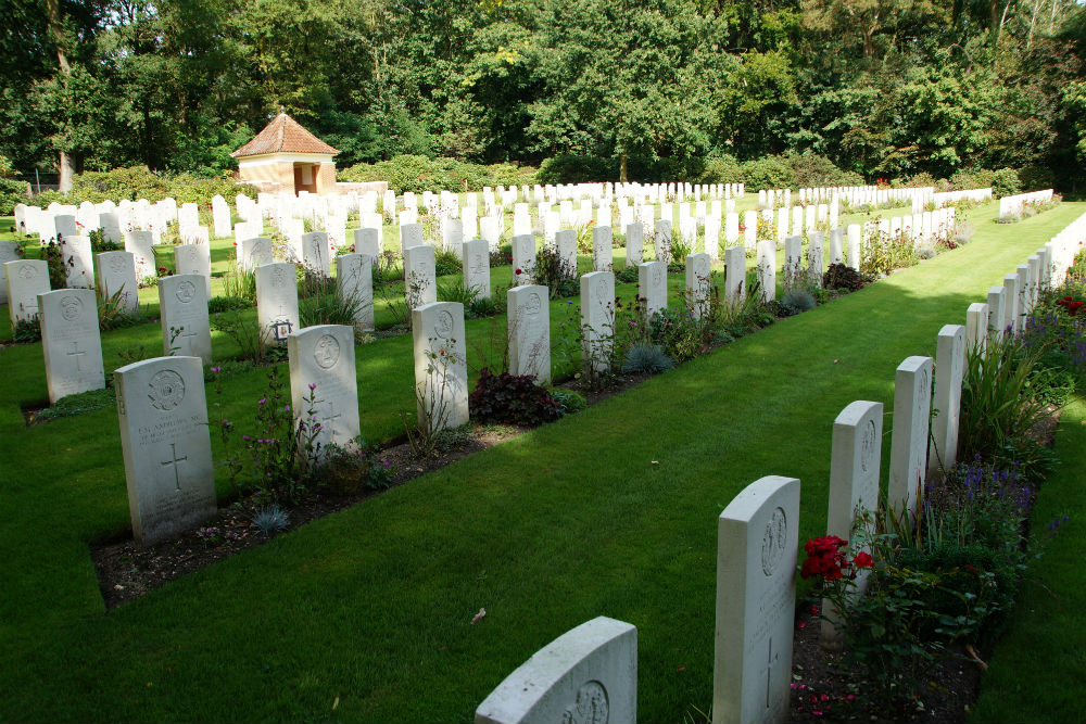 Commonwealth War Cemetery Mook #7