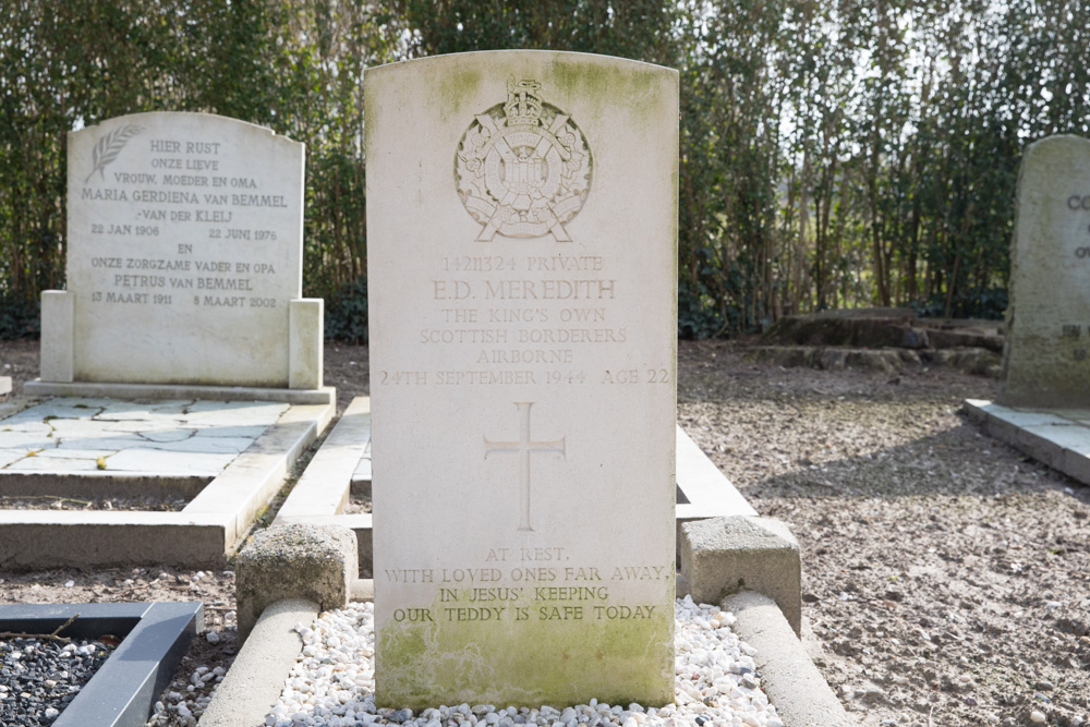 Commonwealth War Grave (Protestant Churchyard) #1