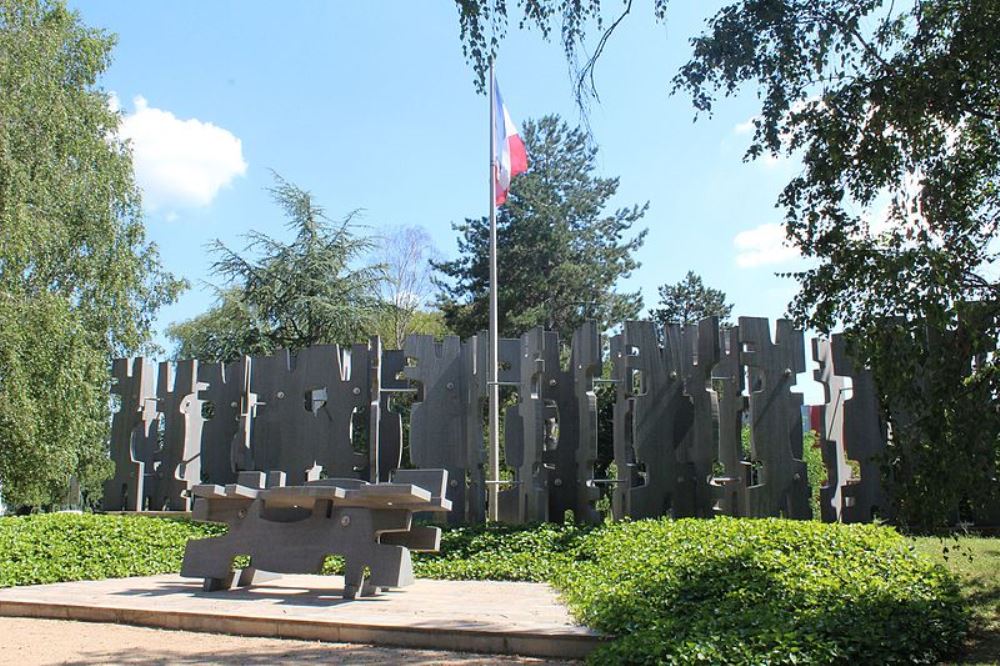 Monument Omgekomen Verzetsstrijders en Gedeporteerden Mcon #1