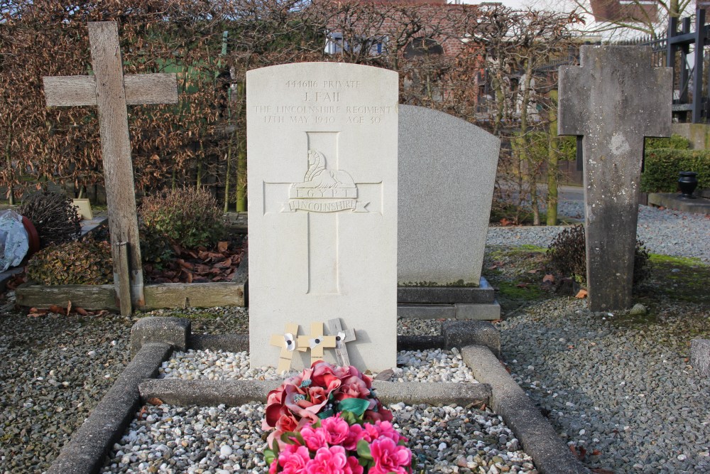 Commonwealth War Grave Denderwindeke #2