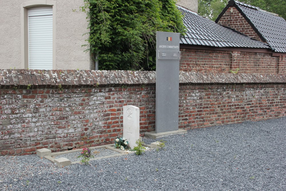 Commonwealth War Grave Velvain #2