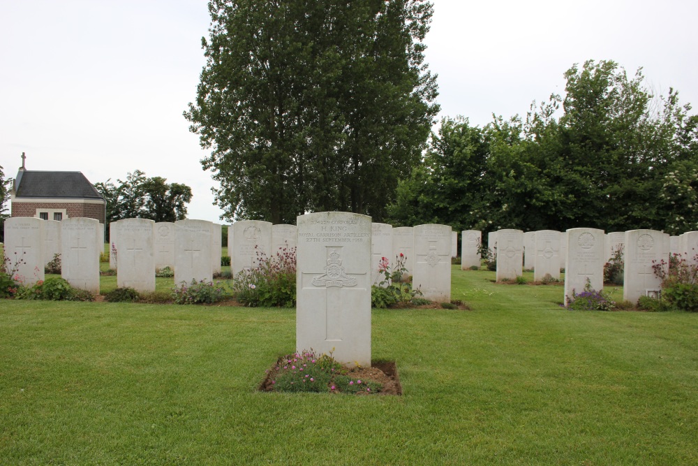 Commonwealth War Cemetery Beaumetz Cross Roads #4