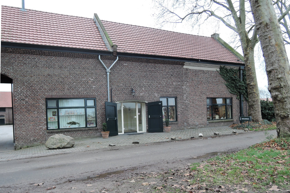 Former House German Officer Echt #1