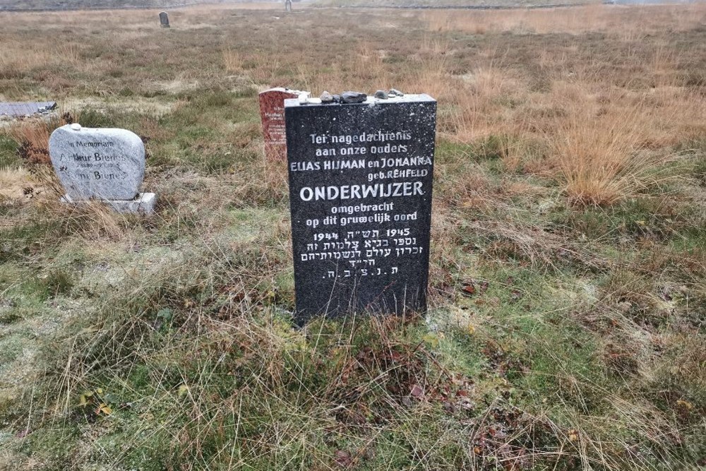 Graven Slachtoffers & Symbolische Grafstenen Concentratiekamp Bergen-Belsen #2