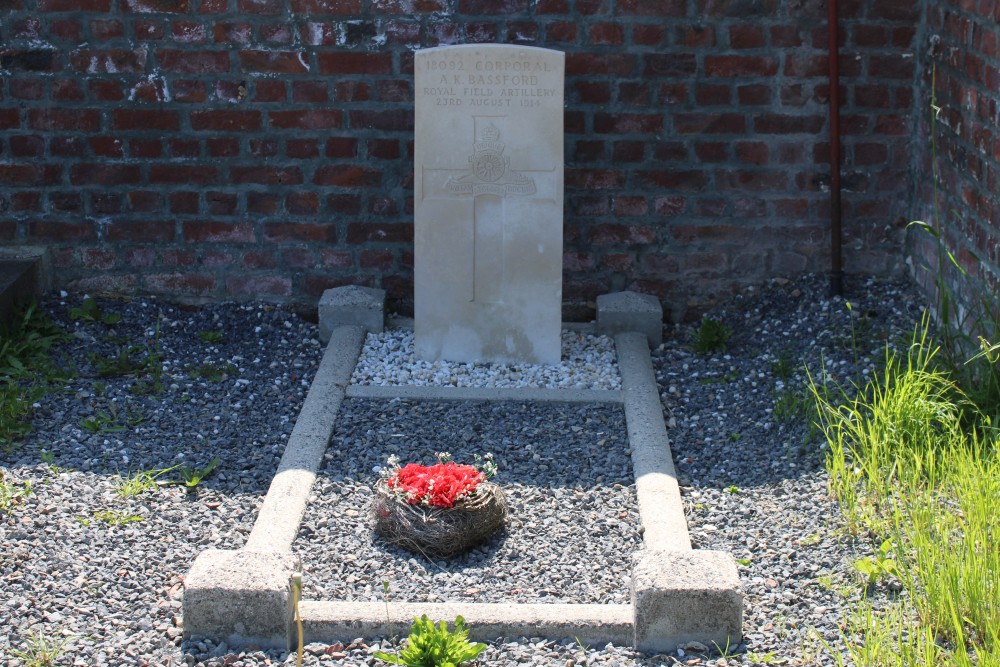 Commonwealth War Grave Estinnes-au-Mont #1