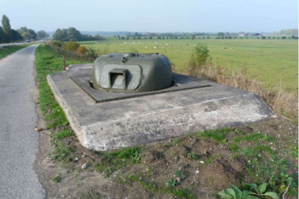 Ingebetonneerde M4 Sherman Tank Doesburg #1