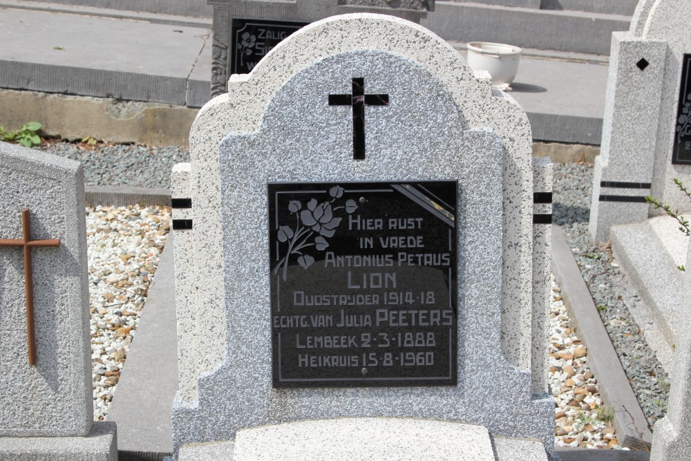 Belgian Graves Veterans Heikruis Churchyard #2