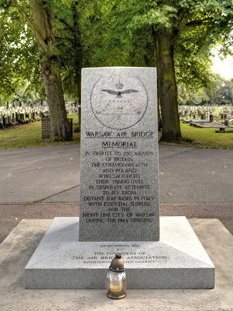 Monument Luchtbrug Warschau