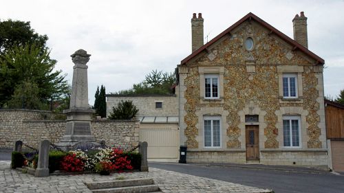 Oorlogsmonument Courville #1