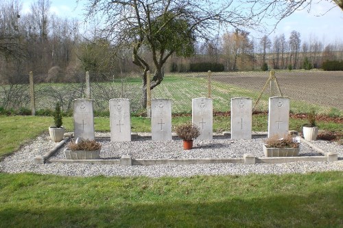 Oorlogsgraven van het Gemenebest Kerkhof Saint-Utin