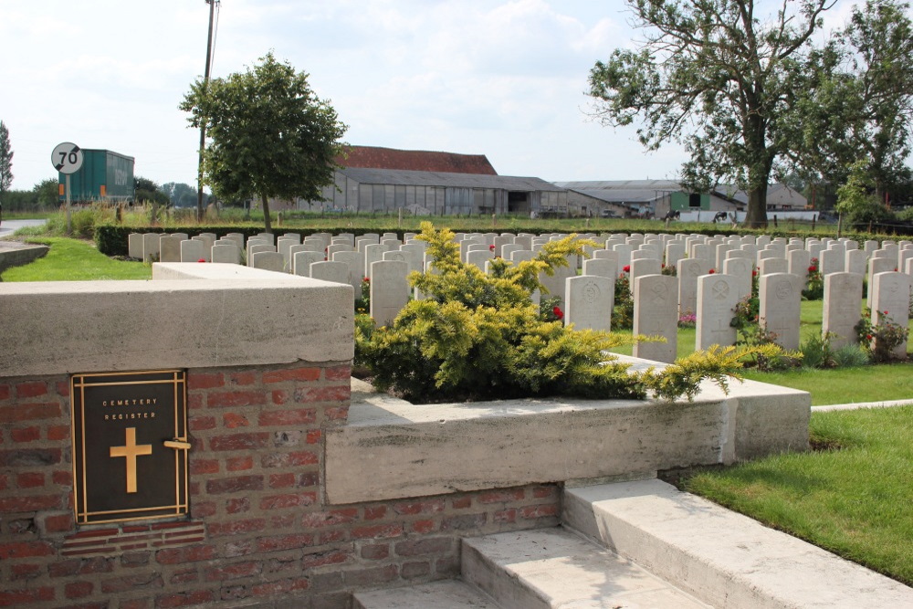 Commonwealth War Cemetery Cinq Rues