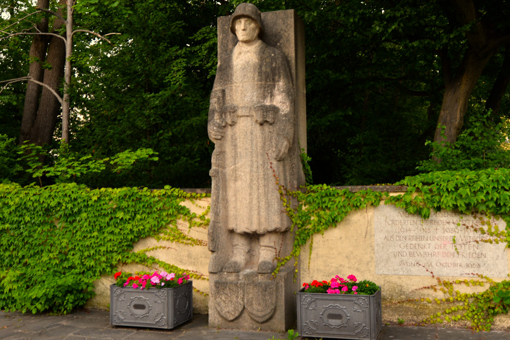 War Memorial Pasing