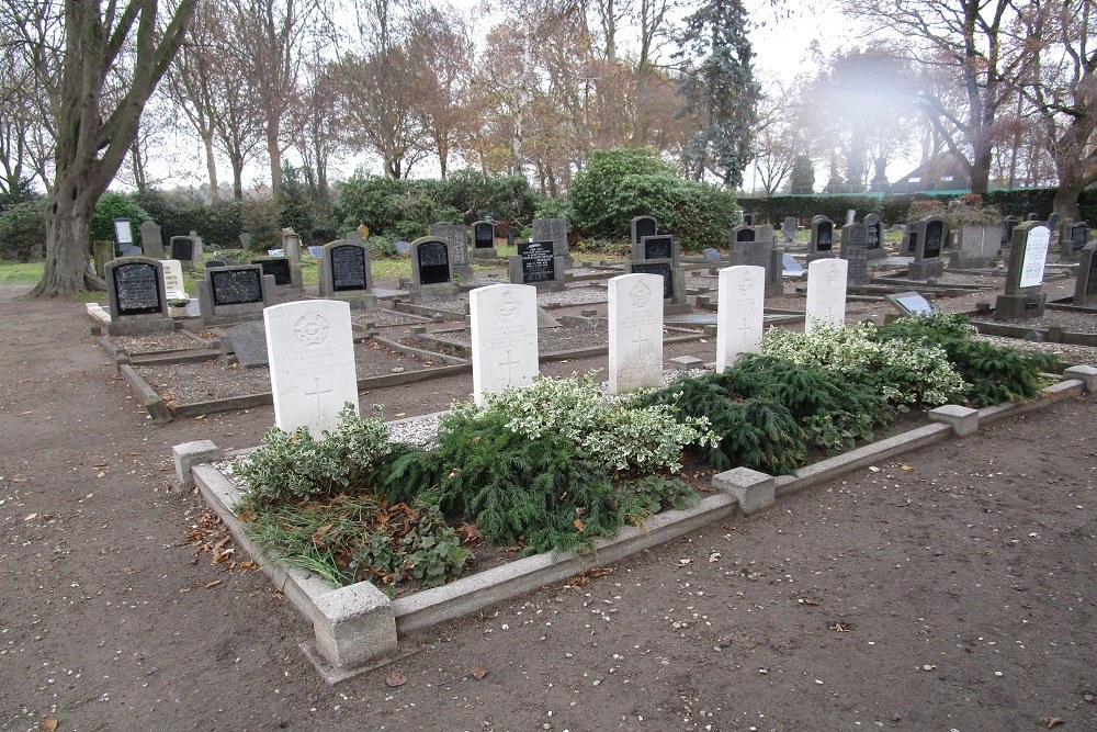 Commonwealth War Graves General Cemetery Bathmen #3