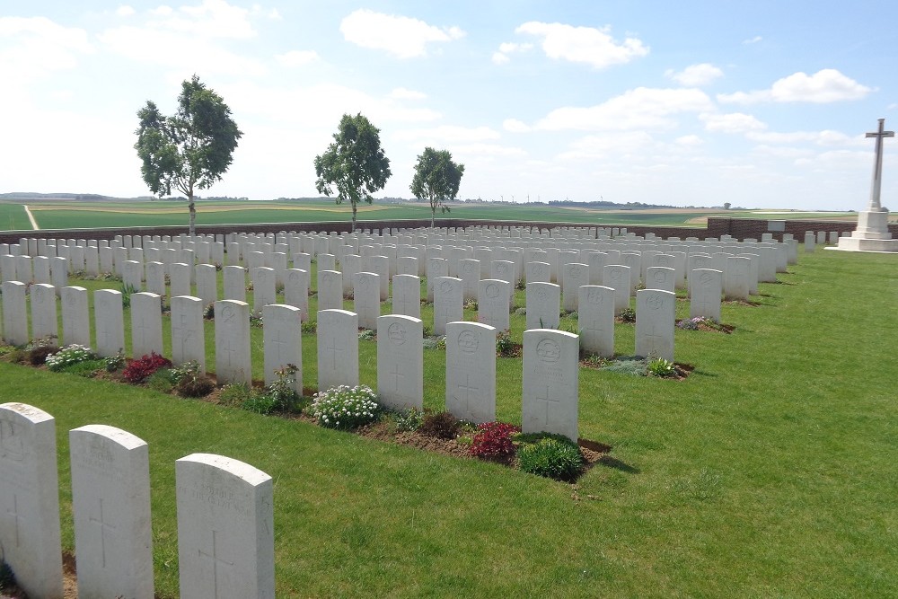 Commonwealth War Cemetery Villers Hill #1