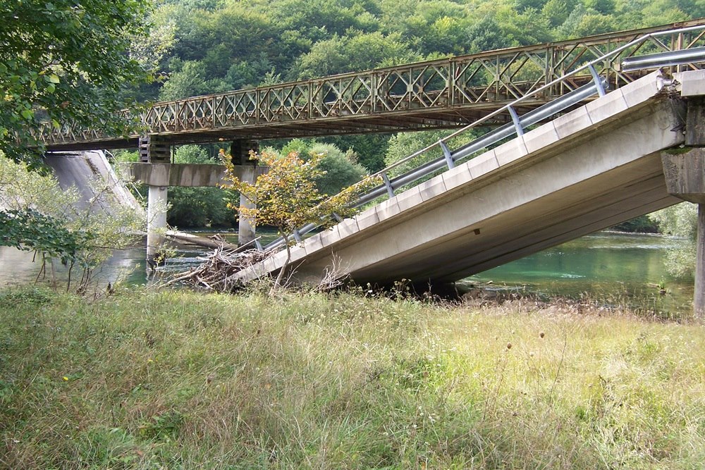 Opgeblazen Brug Rivier Una #3