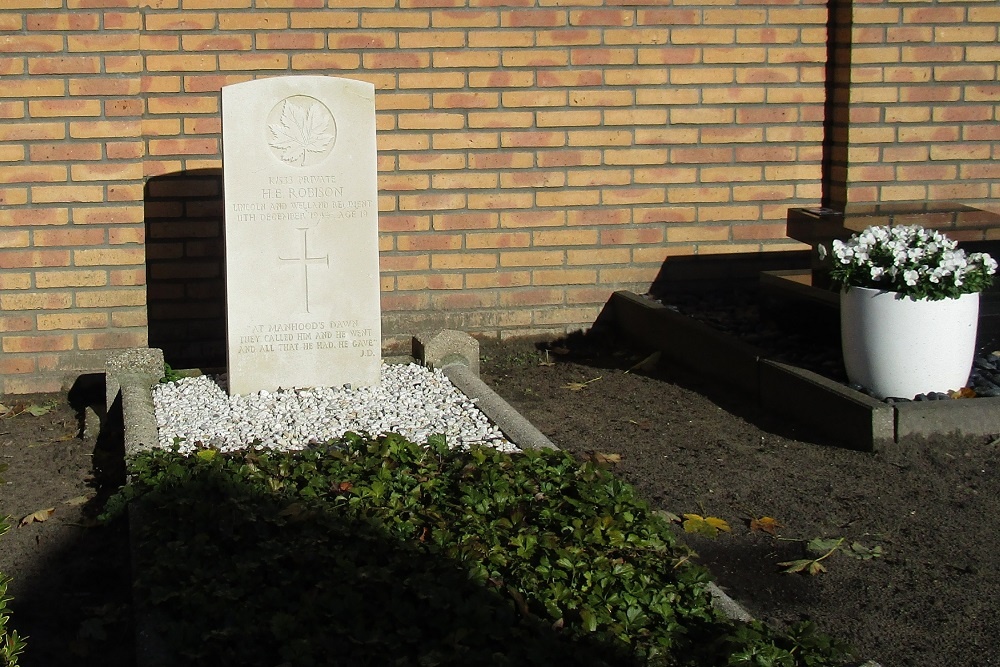 Commonwealth War Grave R.C. Cemetery St. Johannes Baptist Waalwijk #1