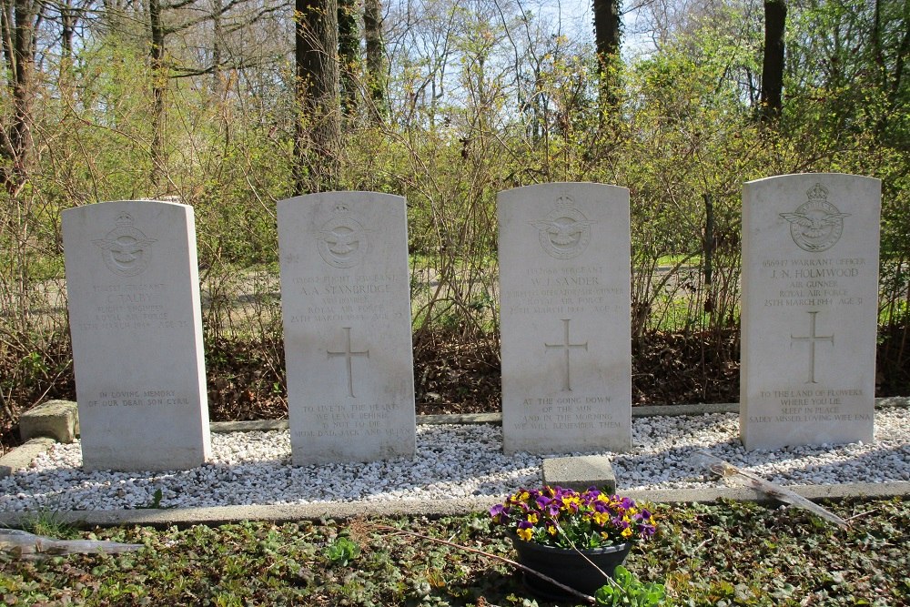 Commonwealth War Graves Municipal Cemetery Hollandscheveld #4