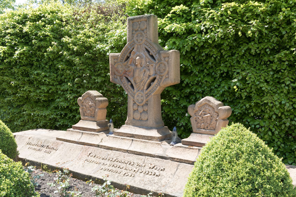 Mass Grave Old Cemetery Huissen #4