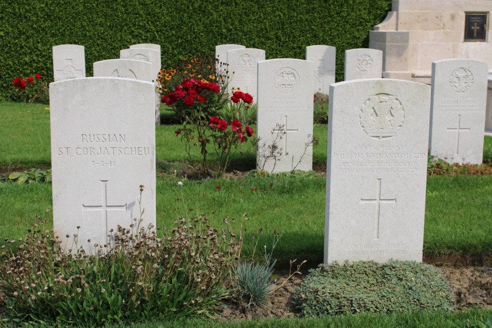 Commonwealth War Graves Leuze #5