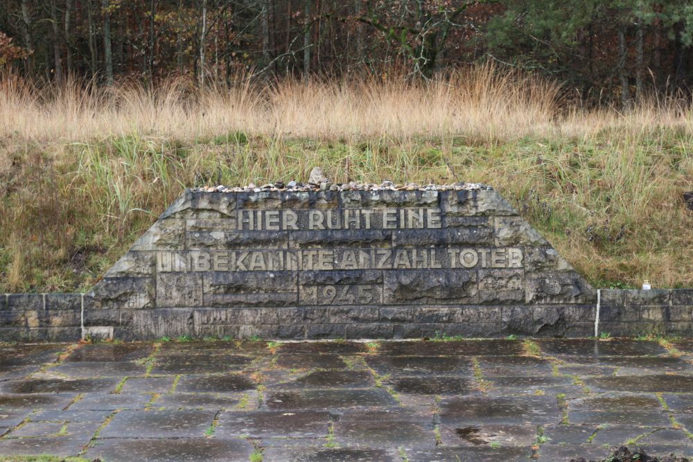 Massagraf Nr.3 Concentratiekamp Bergen-Belsen #3