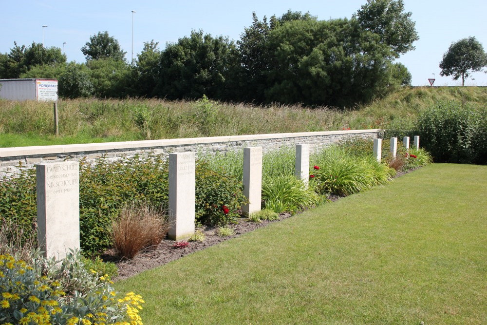 Commonwealth War Cemetery Adinkerke #5