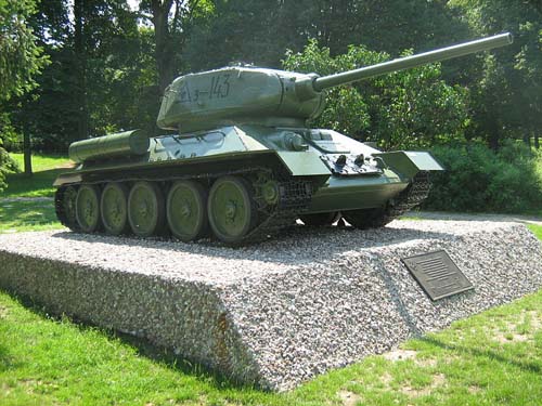 Mass Grave Soviet Soldiers & T-34/85 Tank Czarnkw #1