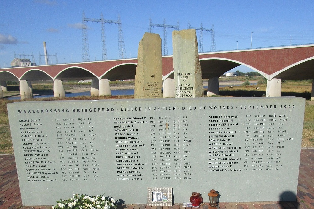 Monument Waaloversteek bij Nijmegen #1