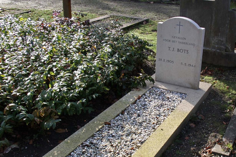 Nederlandse Oorlogsgraven Protestante Begraafplaats Kapel in 't Zand Roermond #3