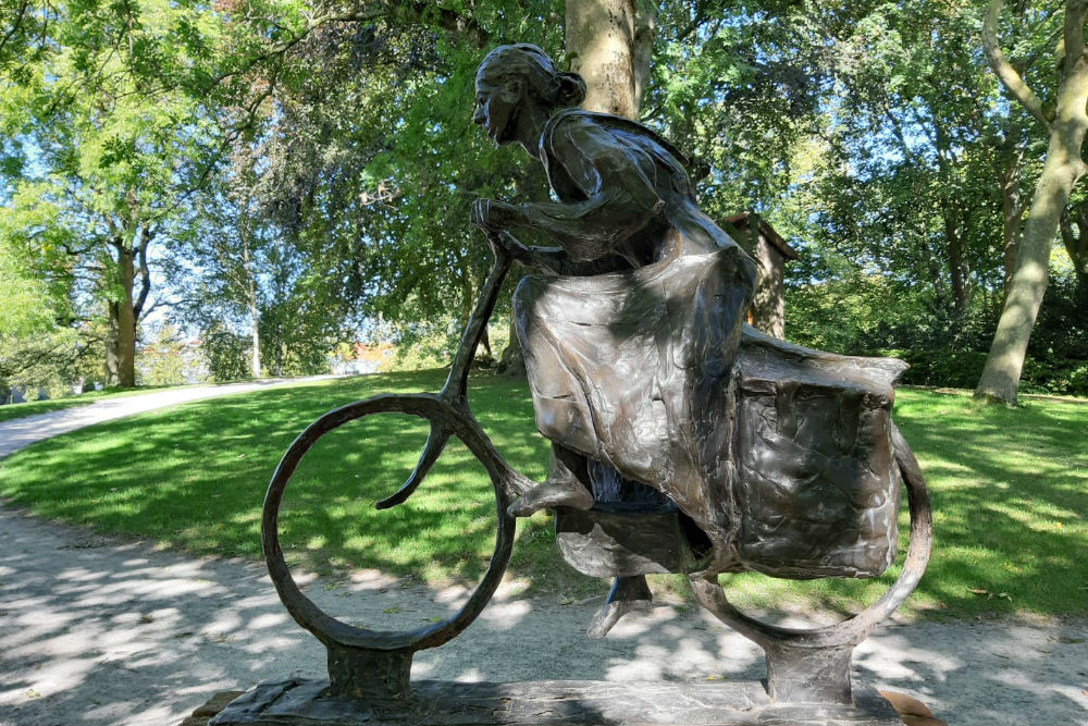 Monument Vrouw op Voedseltocht Leeuwarden #1