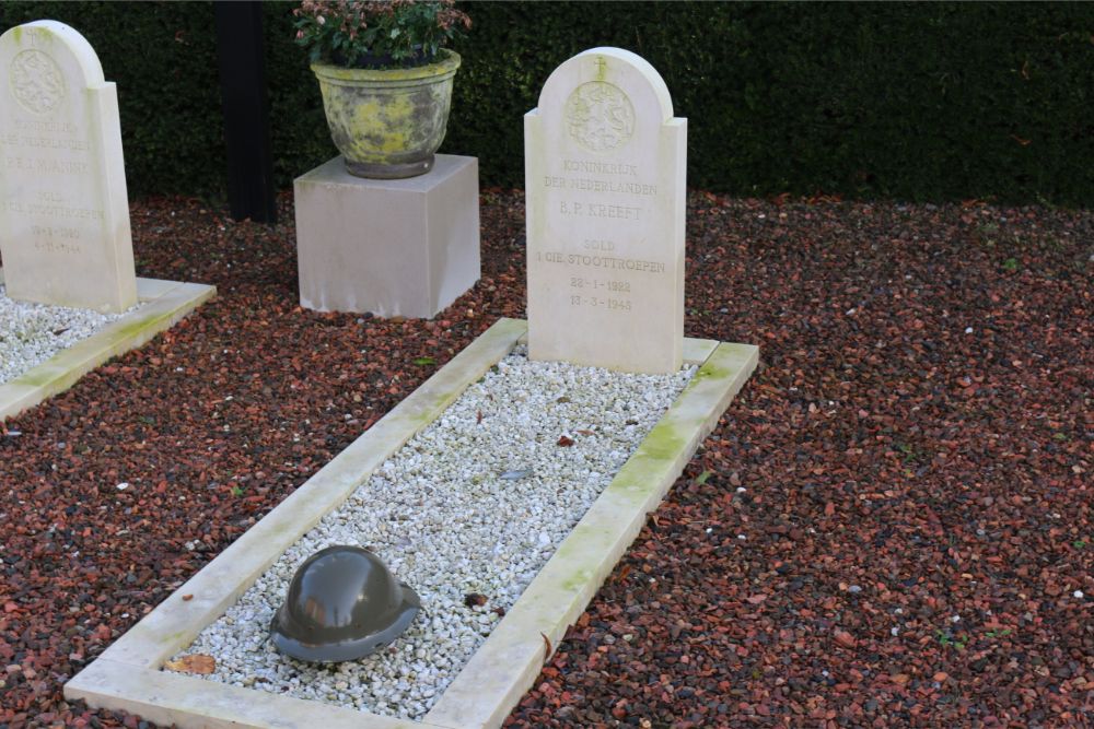 Nederlandse Oorlogsgraven Erekerkhof Stoottroepen Beneden-Leeuwen #2