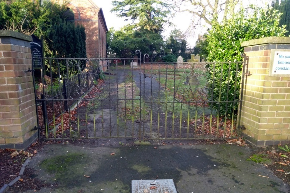 Commonwealth War Grave Calverton Cemetery