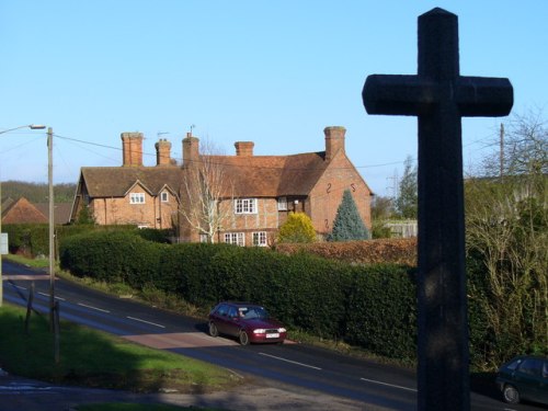 Oorlogsmonument Pyrford Village #1