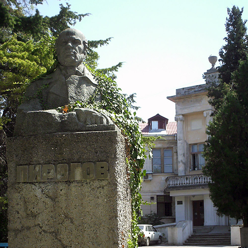 Monument Nikolay Pirogov #1