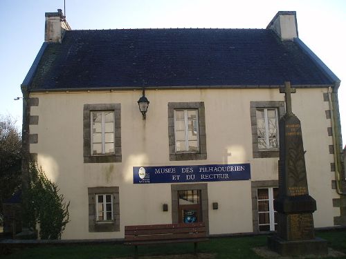 War Memorial Loqueffret