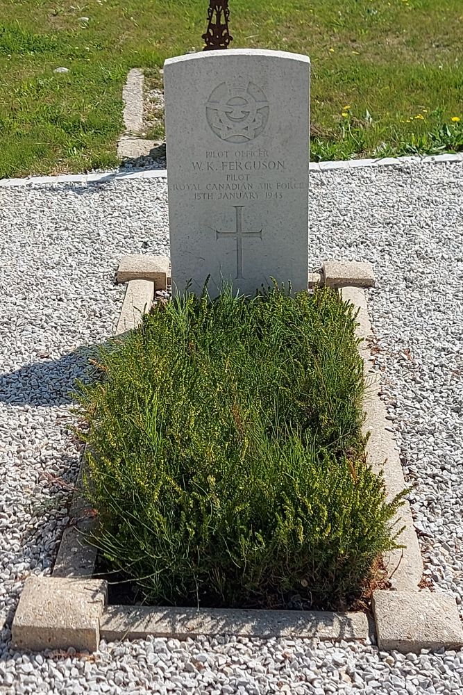 Commonwealth War Grave Saint-Martin-des-Entres #4
