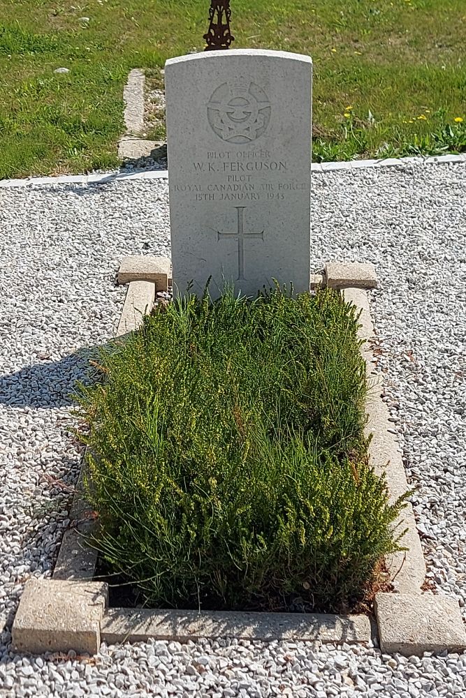 Commonwealth War Grave Saint-Martin-des-Entrées #4