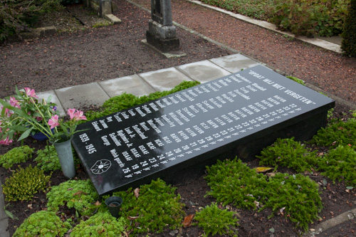 Monument Omgekomen Vliegtuigbemanningen Oude Gemeentelijke Begraafplaats Haaksbergen #4