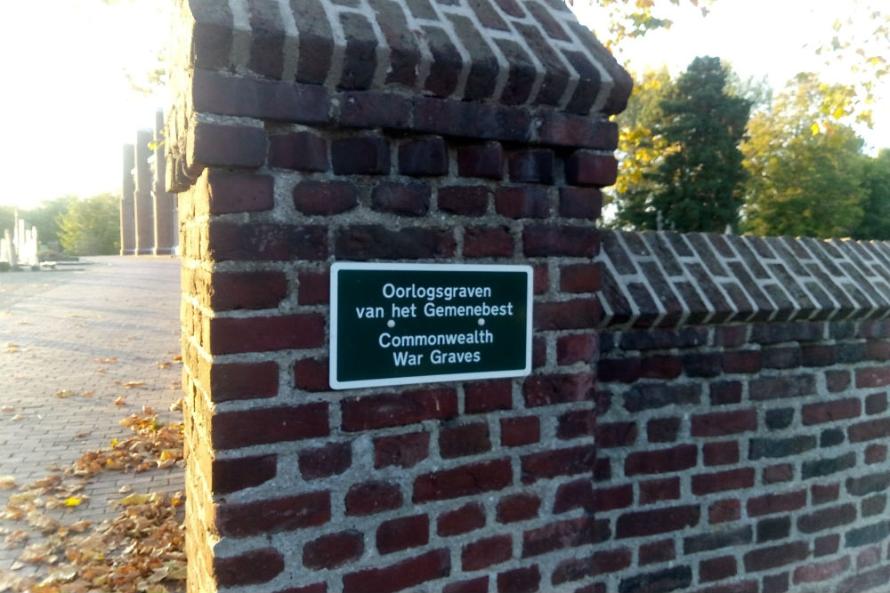 Commonwealth War Graves Roman Catholic Churchyard Linne #5