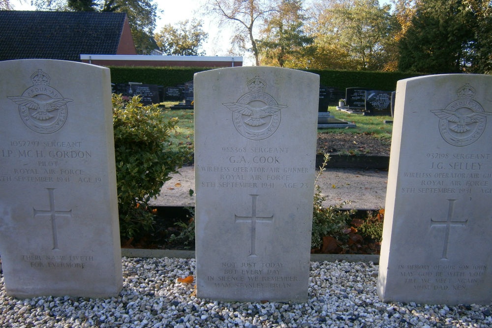 Commonwealth War Graves Protestant Churchyard Drachtstercompagnie #4