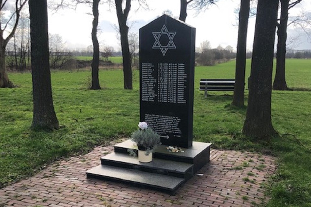 Davidsterren in plaats van kruisjes op Joods monument in Enter