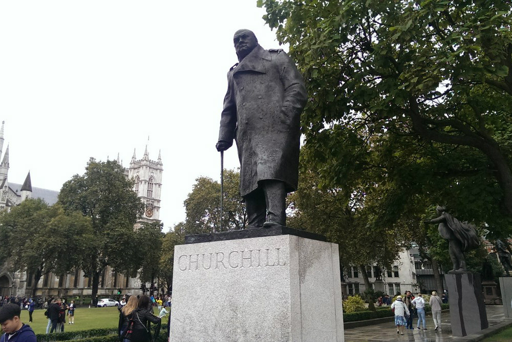 Standbeeld van grootste Brit aller tijden - Winston Churchill - verdeelt het land