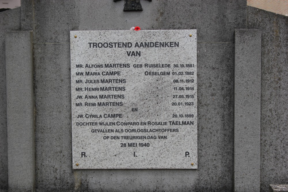 Monument Burgerslachtoffers Oeselgem #2