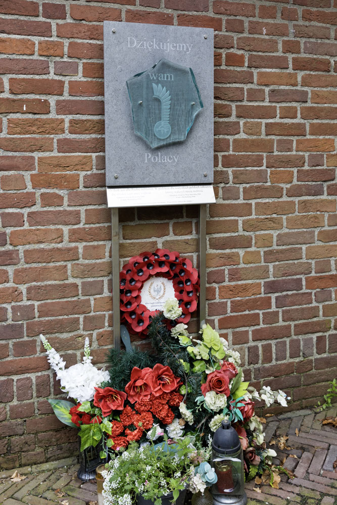 Pools Monument Begraafplaats Laurentius Breda #2