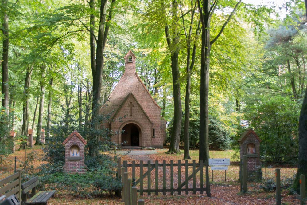 Kapel van Troost en Vrede en Lourdesgrot Kaprijke