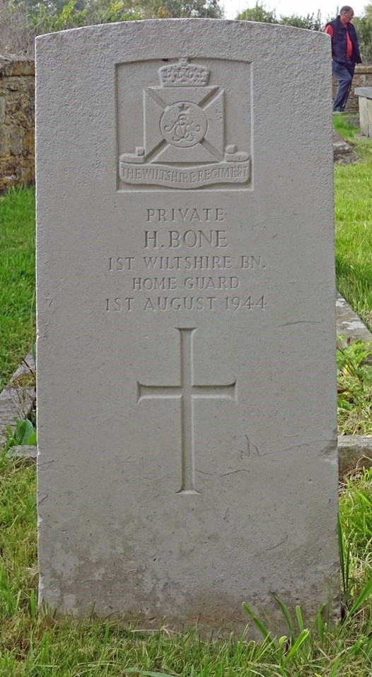 Commonwealth War Grave St. Giles Churchyard