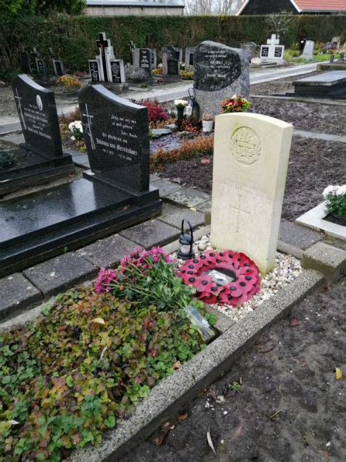 Commonwealth War Grave Roman Catholic Cemetery Stampersgat #1