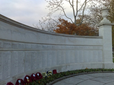 Oorlogsmonument Ealing #1